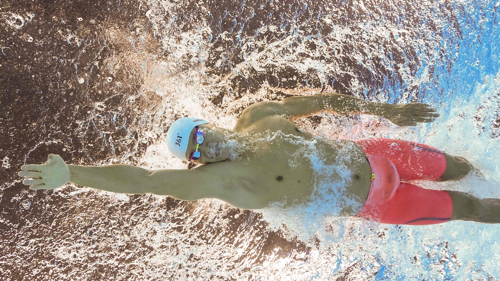 巴萨灵活站位打穿对方防守中轴,巴萨的打法