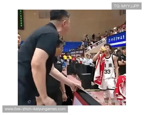 CBA 球员赛后怒甩毛巾！队友看傻