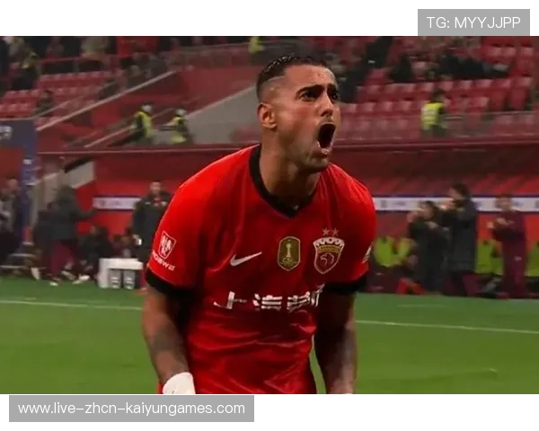 上海海港莱昂纳多前场策动快速反击：速度与智慧交织的攻势风暴